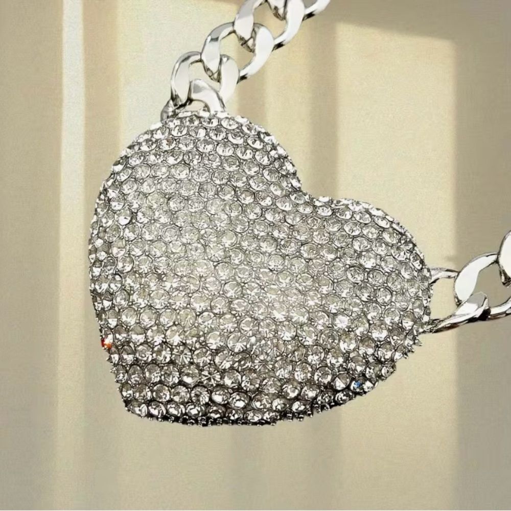 🩶 NEW Sparkling Silver Heart Necklace With stunning Crystal Embellishments 🩶 - Picture 2 of 6